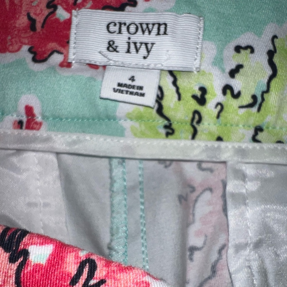 Crown & Ivy Shelby Botanicals Scalloped Hem Chino Stretch Shorts - Picture 3 of 4